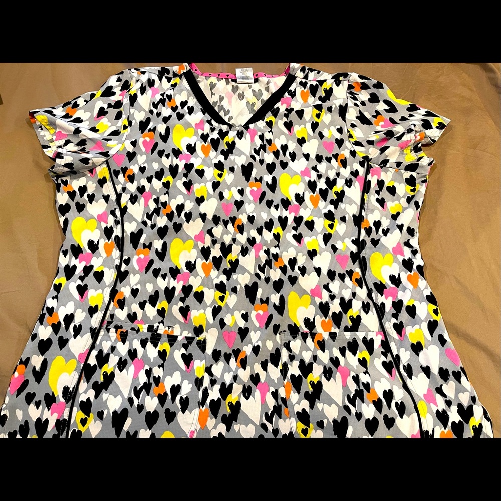 Scrub top hearts multi color 3xl